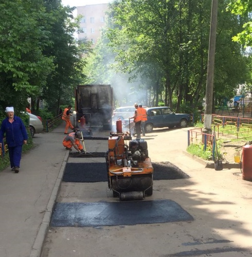 Борьба с ямами на дорогах Красногорска продолжается