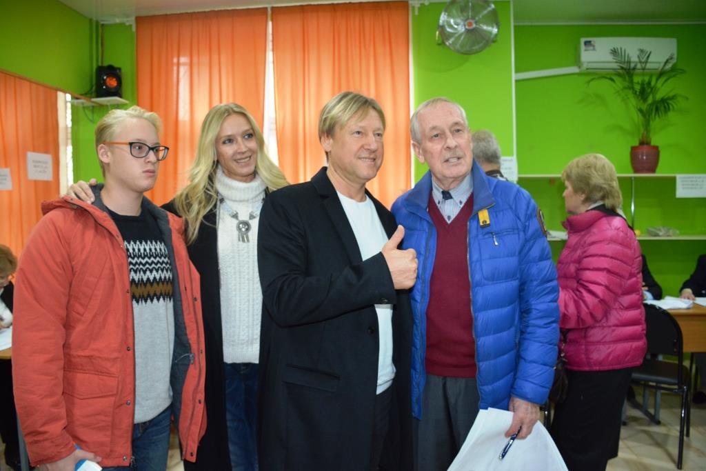 Дмитрий Харатьян проголосовал в Красногорске