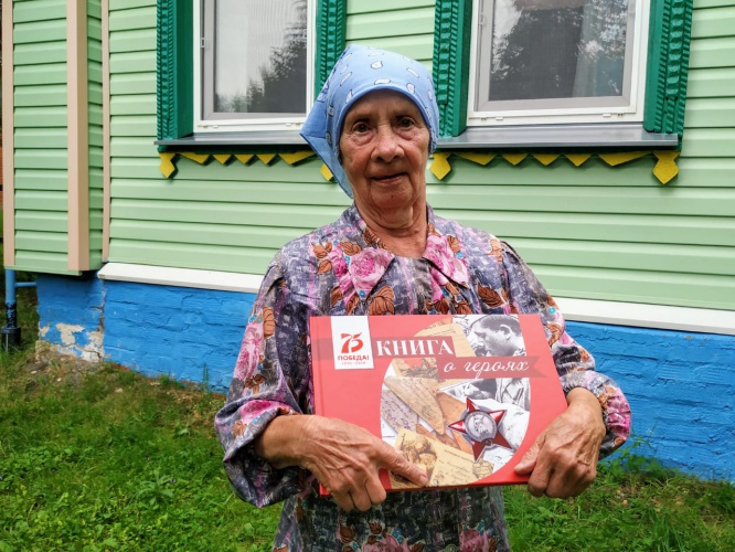 Лимитированный выпуск «Книги о героях» вручили ветеранам-почтовикам Москвы и области