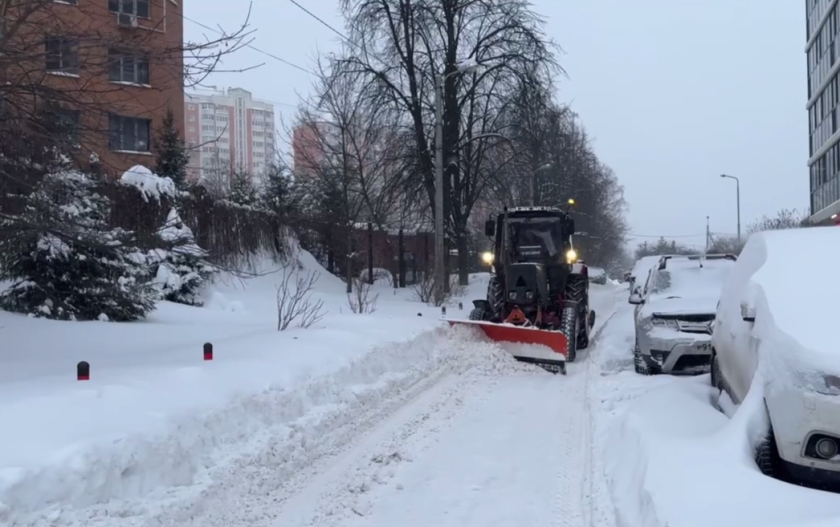 Зима в Красногорске: коммунальные службы города активно очищают дороги и тротуары от снега и наледи