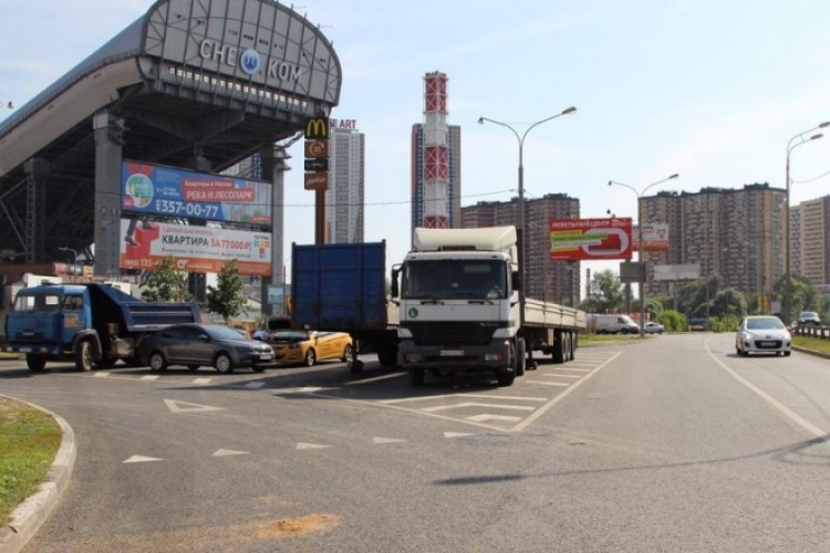 В Павшинской пойме вводится запрет на парковку грузовиков с 28 августа
