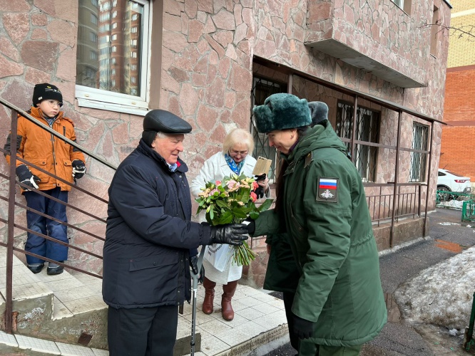 В Красногорске ветерана войны с оркестром поздравили с Днем защитника Отечества