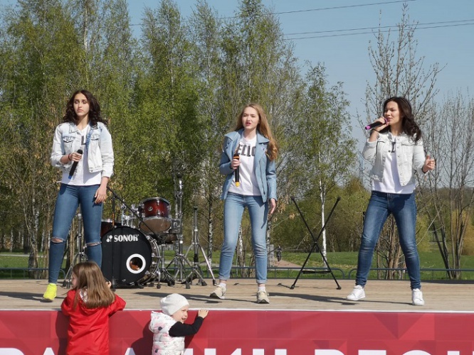 1 мая вокальная студия «Счастливые голоса»,  группа «Импульс» КЦ «Архангельсоке», выступили на благотворительном концерте, посвященном Дню весны и труда.
