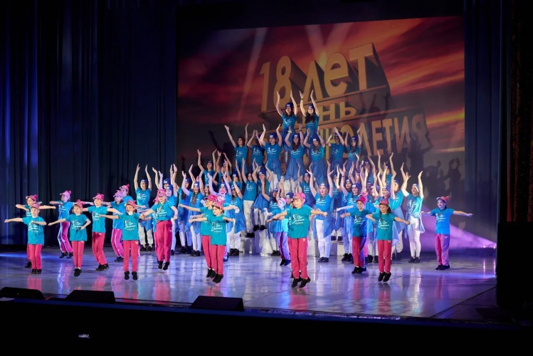 Яркое шоу подарила школа танцев «Про-Движение» в честь своего восемнадцатилетия