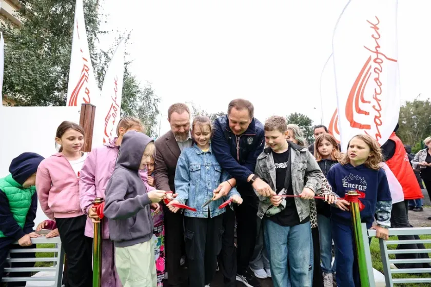 Дмитрий Волков и Сергей Колунов открыли губернаторскую детскую площадку на улице Народного Ополчения