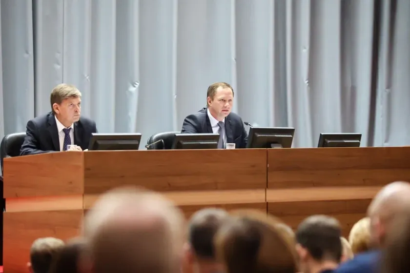 Дмитрий Волков провел оперативное совещание по подготовке к 1 сентября и завершению работ по модернизации соцобъектов