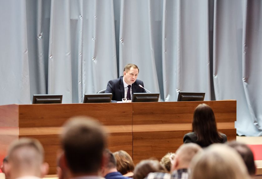 Дмитрий Волков провел оперативное совещание, на котором обозначил приоритетные задачи: очистка кровель, подготовка к Масленице и Дню защитника Отечества