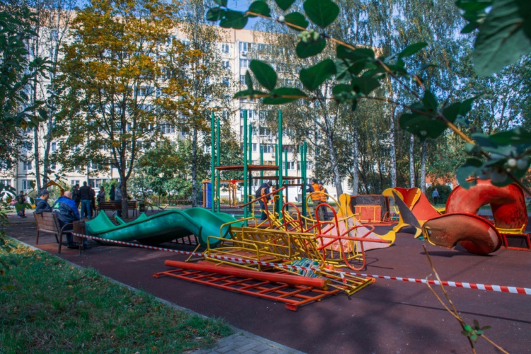 Сломанные конструкции на детской площадке в Красногорске демонтировали