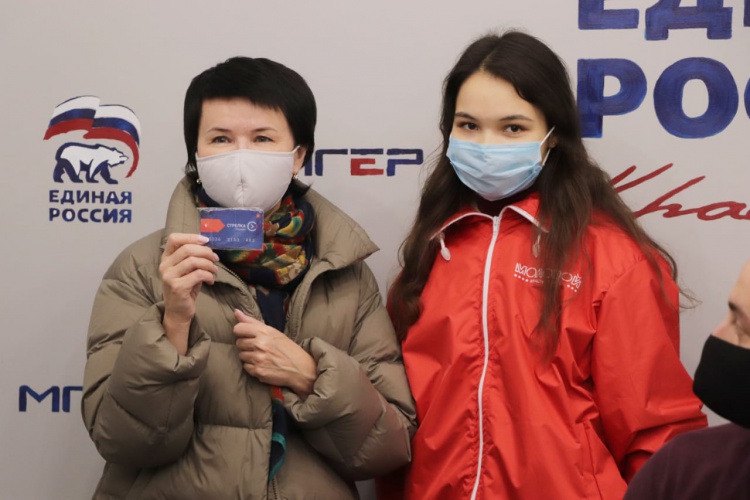Красногорским волонтерам вручили карты «Стрелка»