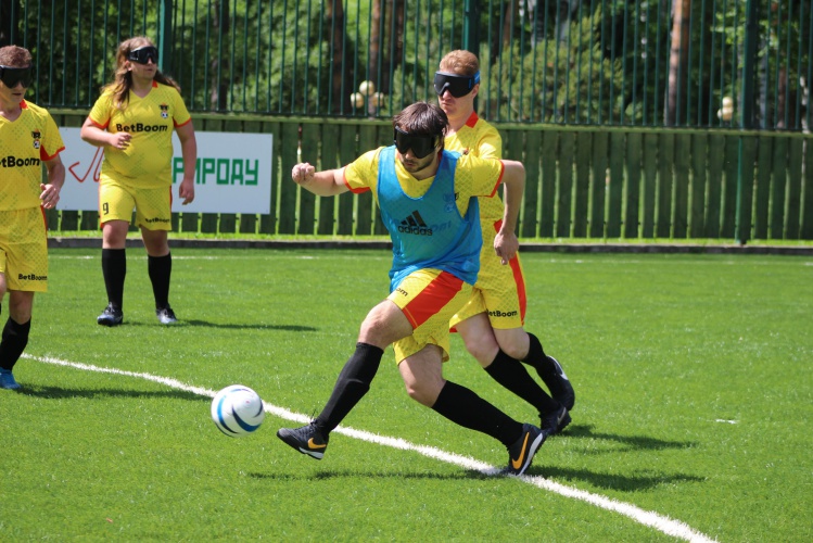 Спортсмены «Зоркого» сыграли в футбол с незрячими игроками