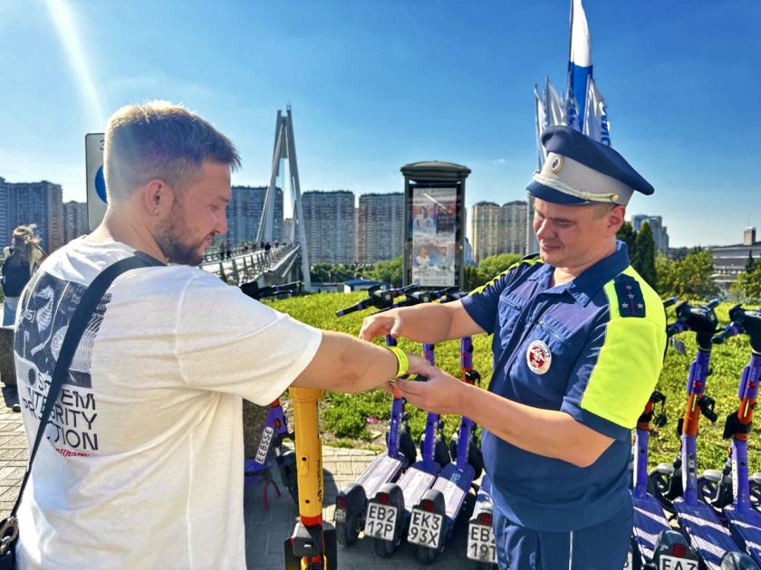 Сотрудники Подмосковной Госавтоинспекции разъясняют  участникам дорожного движения о правилах использования СИМ