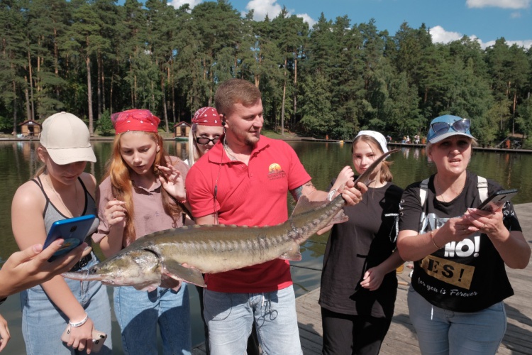Детей из Донбаса пригласили на рыбалку в Красногорске
