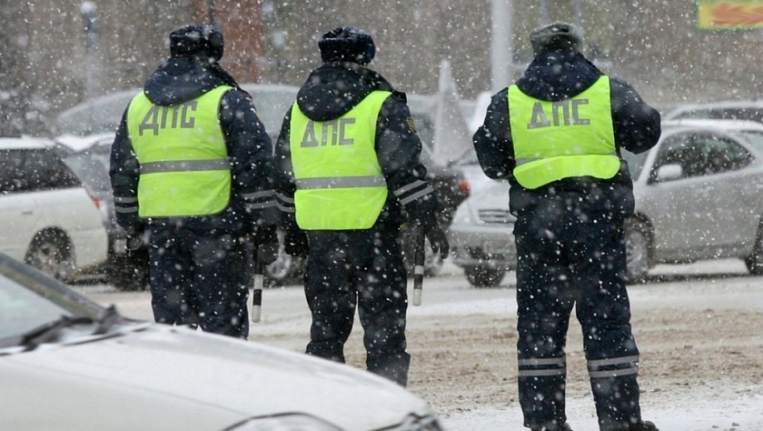 В связи с надвигающимся снегопадом водителей просят быть внимательными на дорогах