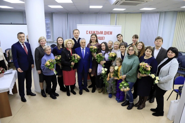 Дмитрий Волков поздравил жительниц округа с Днём мамы