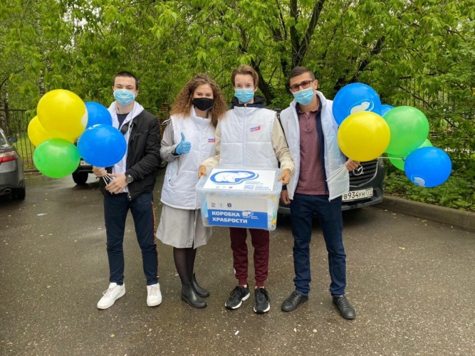 Активисты местного отделения Партии «Единая Россия» передали подарки детям, находящемся на лечении