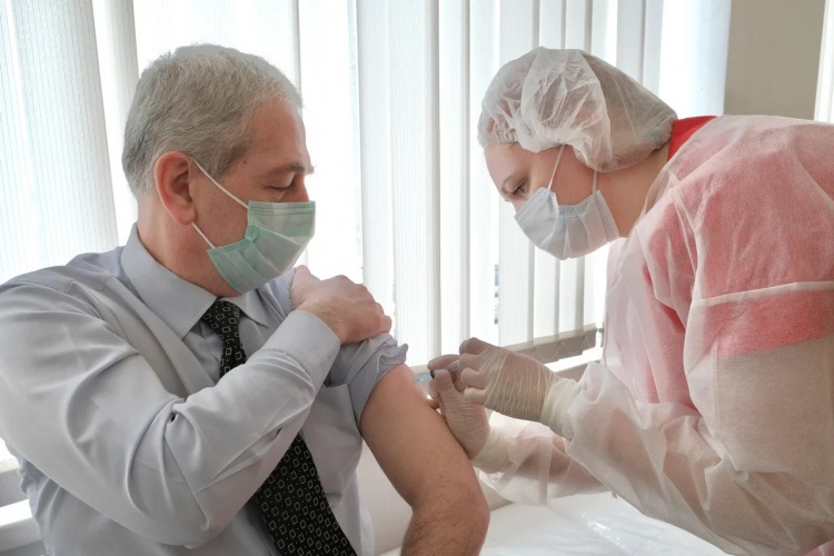 Более 240 заводчан сделали прививку от коронавируса