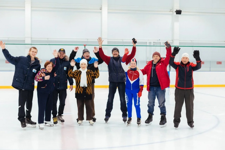 Тренировка по катанию на коньках прошла для красногорских пенсионеров