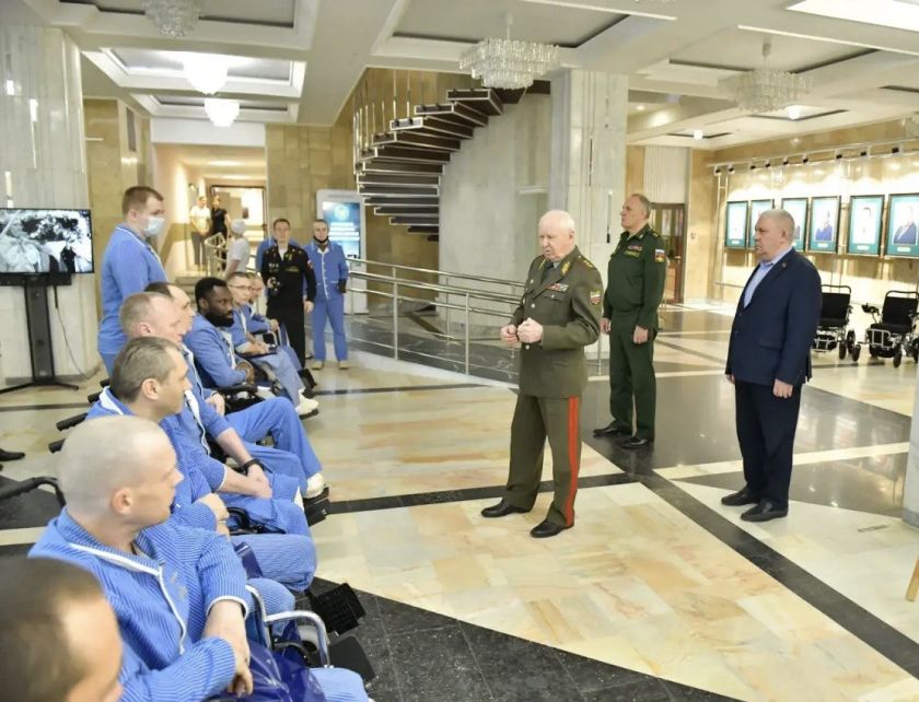 Личный состав Военной академии Генерального штаба ВС РФ, общественная ветеранская и профсоюзная организации вручили современные коляски маломобильным военнослужащим, проходящим лечение в НМИЦ ВМТ им. А.А. Вишневского