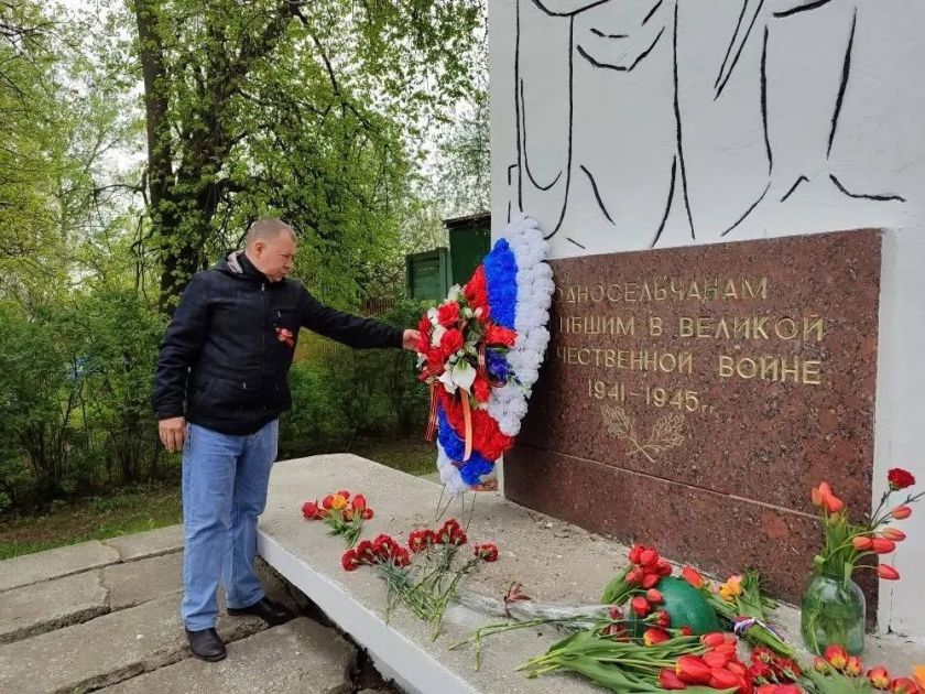 Жители деревни Гольево возложили цветы у памятника односельчанам, павшим в Великой Отечественной Войне