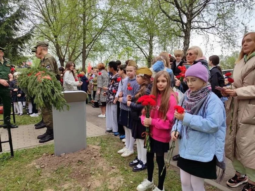 В деревне Поздняково прошел торжественный митинг у обелиска в память о воинах‑земляках