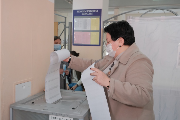 Эльмира Хаймурзина и Илья Берёзкин проголосовали в школе №1 Красногорска