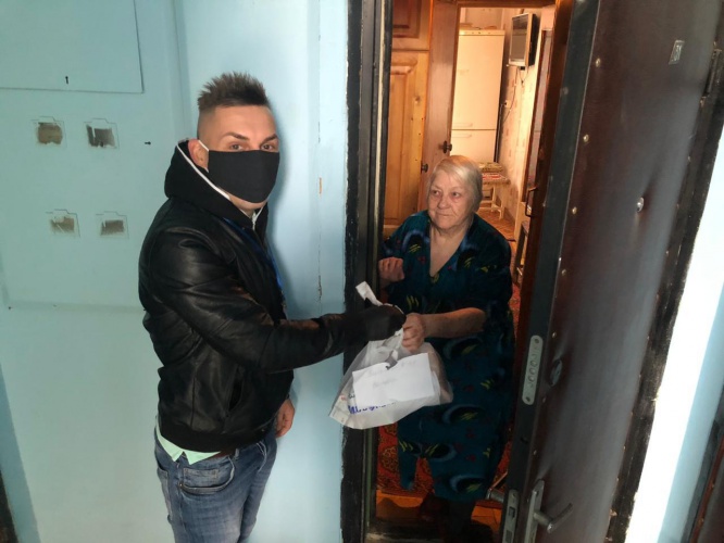 Красногорские волонтеры доставляют лекарства пожилым гражданам