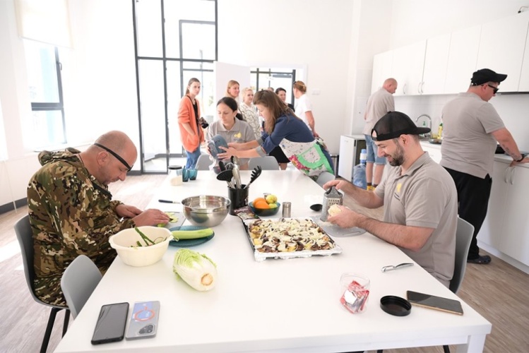 Под руководством опытных реабилитологов пациенты центра имени Мещерякова заново учатся жить. / Пресс-служба губернатора и правительства МО