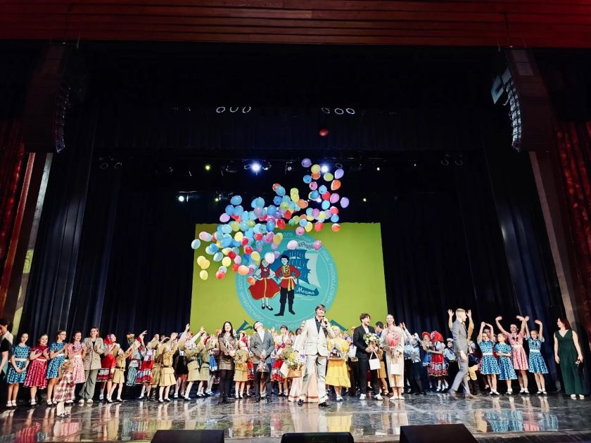 На сцене Дворца культуры состоялся отчётный концерт «Наш год в танце» Образцового коллектива «Студия народного танца «Карнавал».