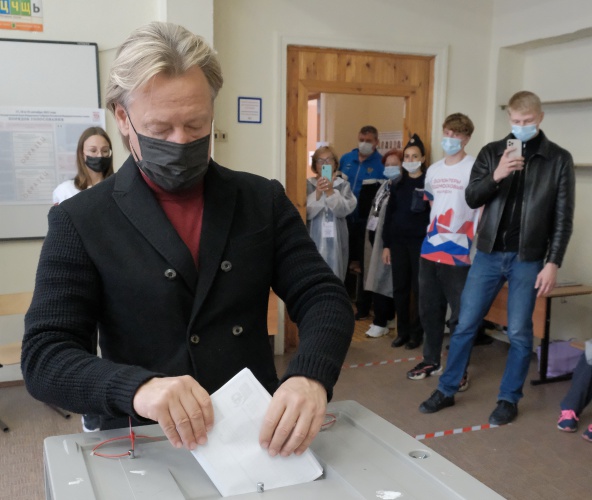 Дмитрий Харатьян проголосовал в родной красногорской школе