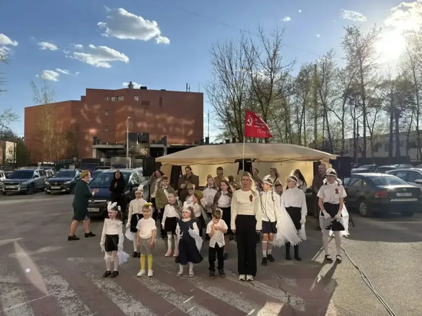 Живая связь поколений: в ЖК Красногорска поздравили ветеранов с наступающим Днем Победы