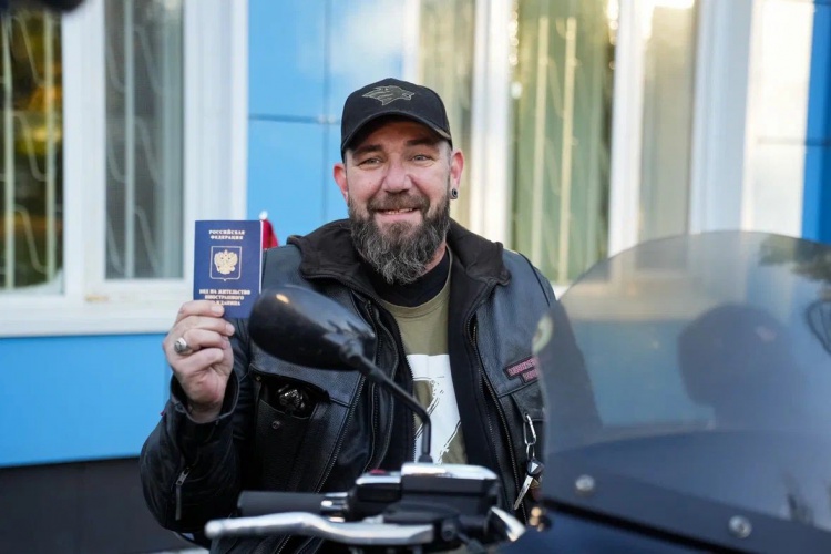Член мотоклуба «Ночные волки» из Красногорска получил вид на жительство в Многофункциональном миграционном центре