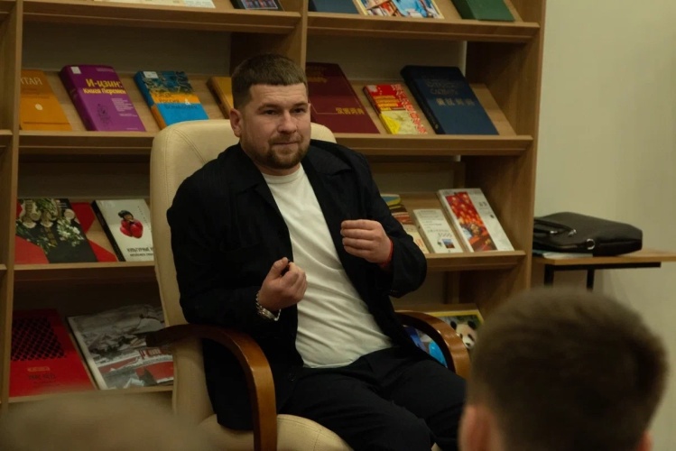 В Молодежном центре состоялась встреча с участием героя СВО — Мустафина Р.В.