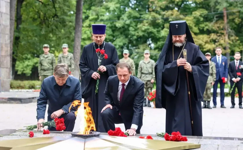 В день 94-летия Красногорска Дмитрий Волков возложил цветы к монументу на «Красной горке»
