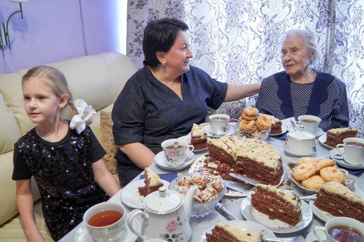 Эльмира Хаймурзина поздравила с 95-летием ветерана ВОВ Нину Федоровну Королёву  