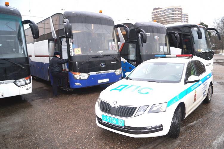 В Красногорске автоинспекторы проверили техническое состояние экскурсионных автобусов