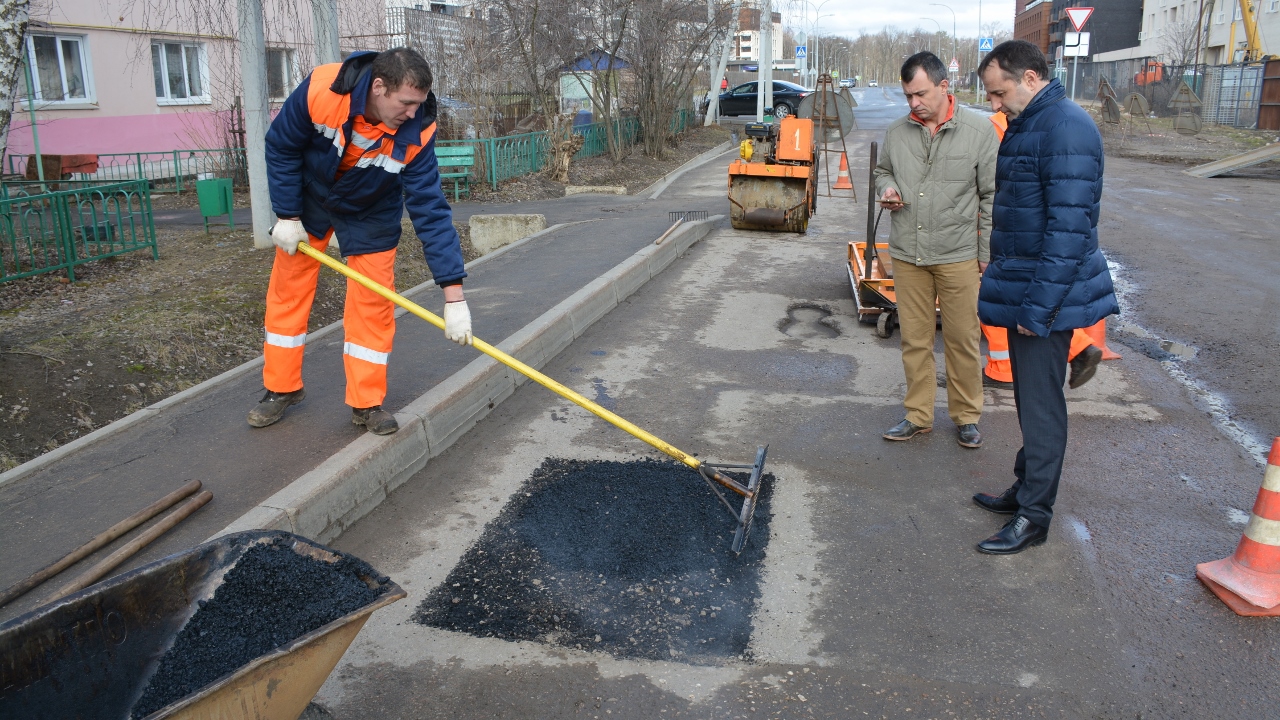 Михаил Сапунов проверил работы по ремонту дорожного покрытия