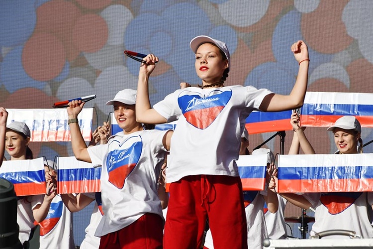 Творческие коллективы выступают на площади Дворца культуры «Подмосковье»
