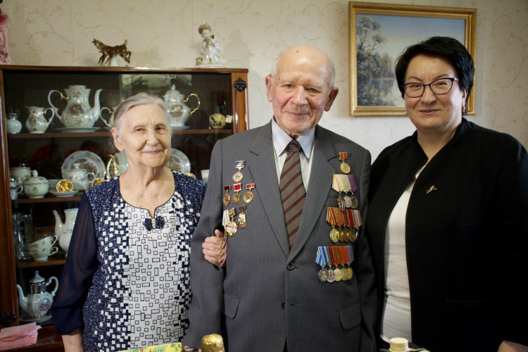 Эльмира Хаймурзина поздравила с юбилеем ветерана Великой Отечественной войны