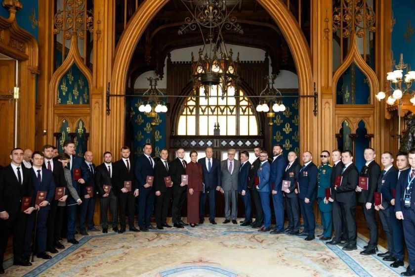 Вместе с Министром иностранных дел РФ Сергеем Лавровым статс-секретарь – заместитель Министра обороны РФ, председатель фонда «Защитники Отечества» Анна Цивилева вручила дипломы ветеранам СВО – выпускникам программы профессиональной переподготовки «Управле