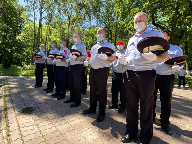 В Красногорске сотрудники Госавтоинспекции почтили память погибших