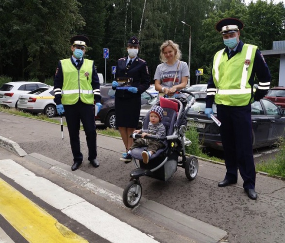 Красногорские автоинспекторы напомнили пешеходам, как вести себя в дождливую погоду