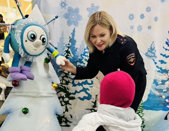 В Подмосковье Госавтоинспекторы проводят правовые ликбезы в преддверии новогодних праздников