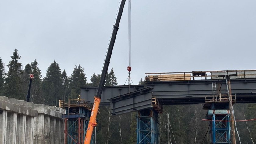 Сборку металлоконструкций завершили на путепроводе в районе д. Сабурово в Красногорске