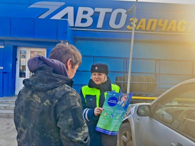 СОТРУДНИКИ ПОДМОСКОВНОЙ ГОСАВТОИНСПЕКЦИИ НАПОМНИЛИ ПОСЕТИТЕЛЯМИ И РАБОТНИКАМИ АВТОМАГАЗИНОВ О ВАЖНОСТИ СОБЛЮДЕНИЯ ДОРОЖНЫХ ПРАВИЛ