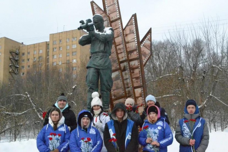 Красногорские волонтеры возложили цветы к памятнику Фронтовому кинооператору