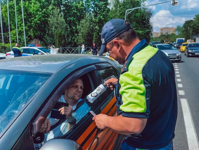 На дорогах Московской области сотрудники Госавтоинспекции раздают бутилированную воду и мороженое