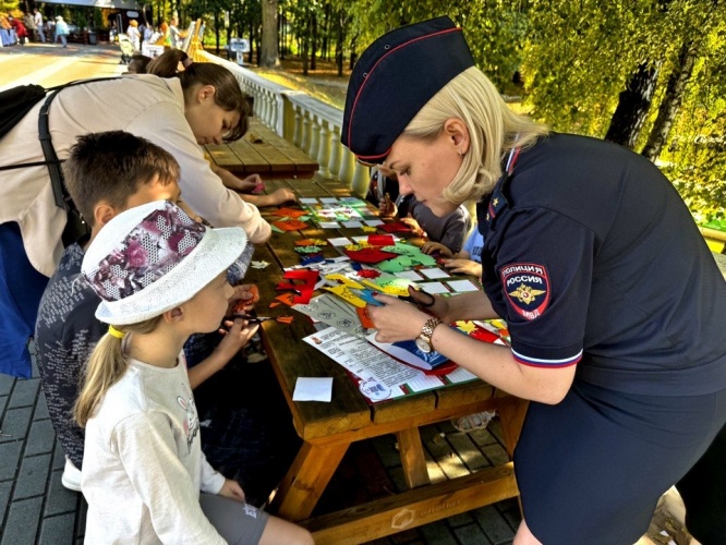 Сотрудники подмосковной Госавтоинспекции для отдыхающих парка ПКиО "Ивановские пруды" провели творческий мастер-класс «Засветить» по изготовлению световозвращающих аксессуаров.