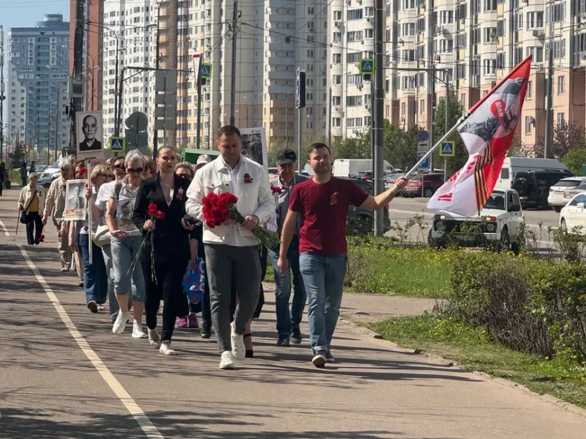 Участники Красногорского центра «Активное долголетие» приняли участие в шествии «Бессмертного полка»