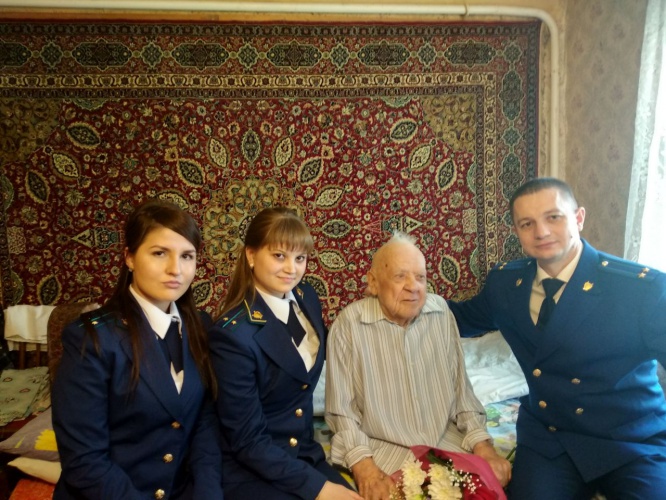 Красногорская городская прокуратура поздравила с 9 мая ветерана