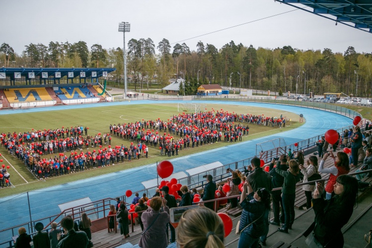 Участники флешмоба «Под знаменем Победы» выпустили 1418 шаров в небо  Красногорска